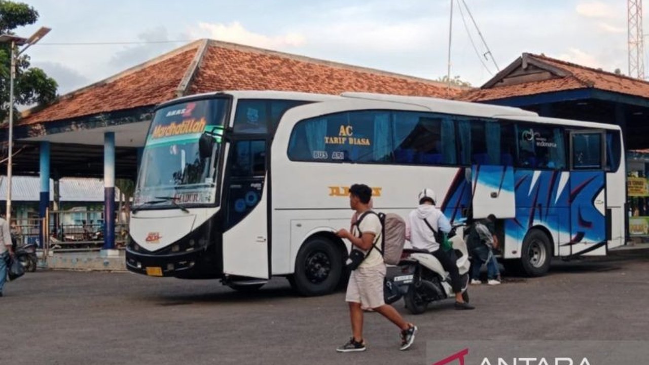Pemerintah Provinsi Jawa Timur menyediakan 2 bus dari total 100 bus untuk program mudik gratis bagi warga Madura di perantauan pada Idul Fitri 1446 H, dengan pendaftaran online mulai 10-15 Maret 2025.