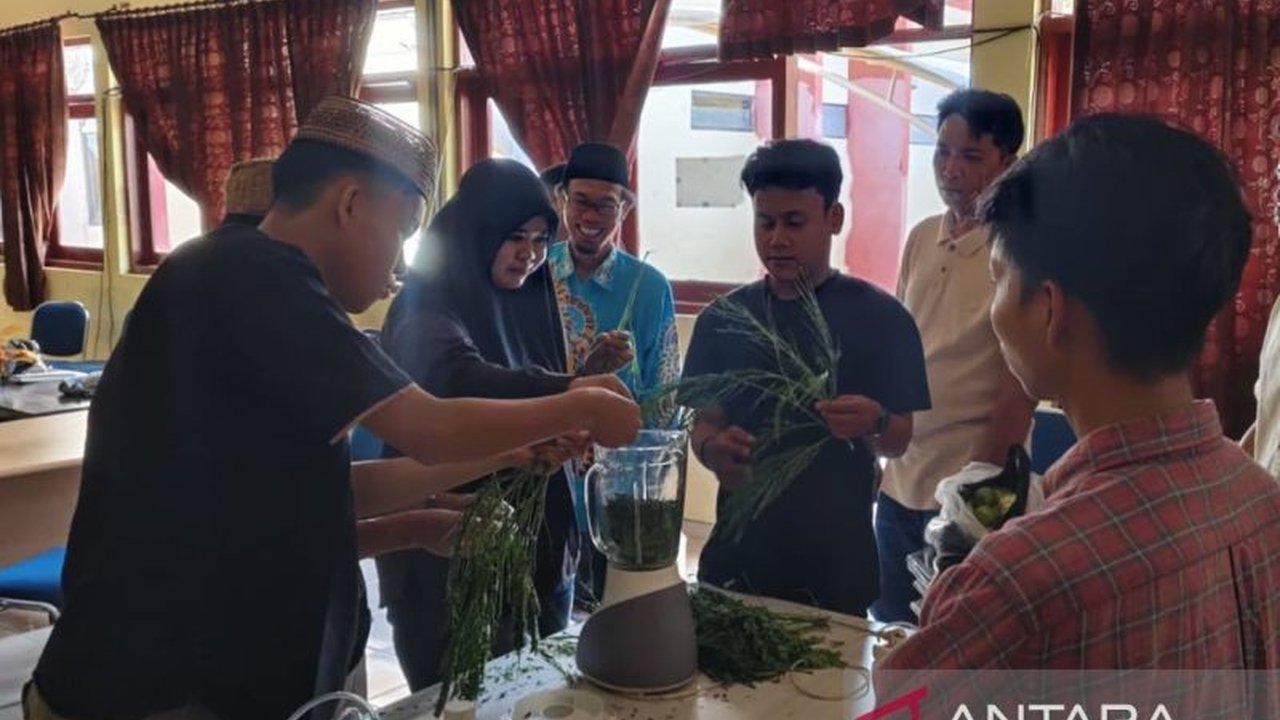 Petani milenial Sumenep ikuti pelatihan pembuatan pupuk organik cair untuk meningkatkan hasil pertanian, mengurangi ketergantungan pupuk kimia, dan menjaga lingkungan.