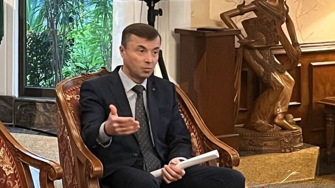 Indonesia akan mengirimkan kapal tempur untuk berpartisipasi dalam parade Hari Angkatan Laut Rusia di St. Petersburg pada Juli 2025, sebagai bentuk penguatan hubungan bilateral kedua negara.