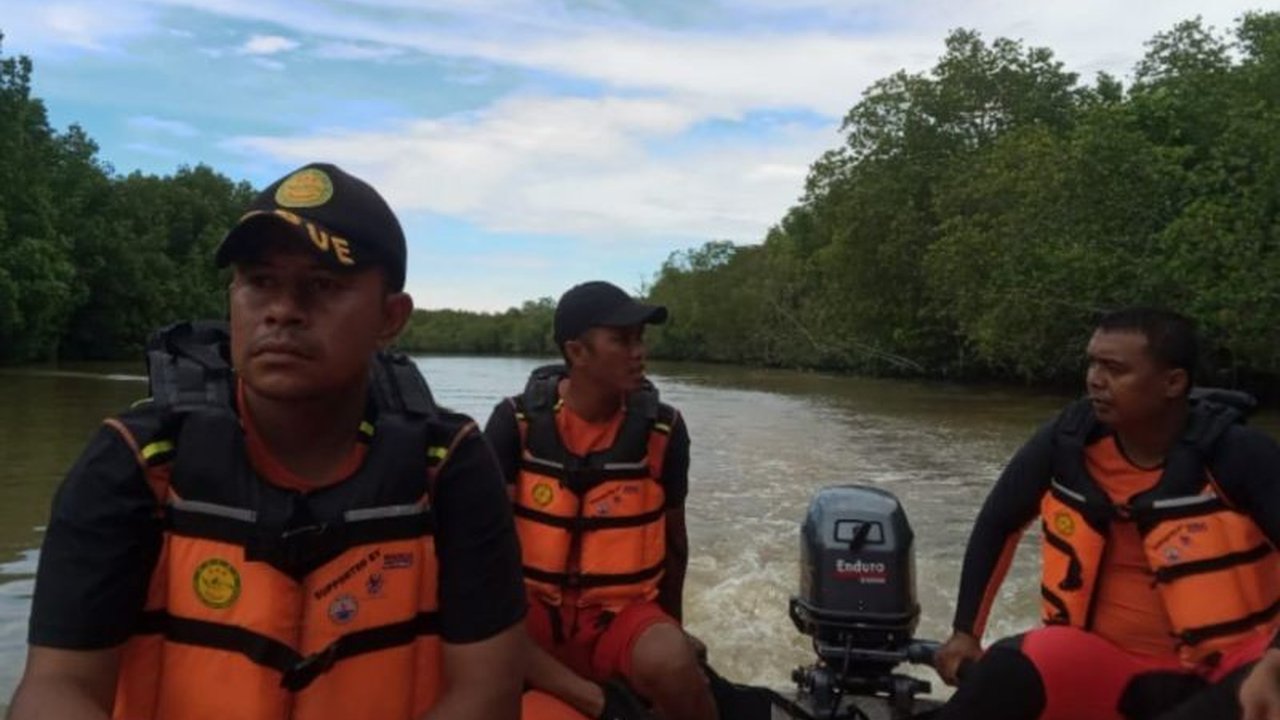 Seorang nelayan berusia 70 tahun, Dahlan, hilang terseret arus sungai di Manggarai Barat, NTT, setelah hujan deras menyebabkan luapan sungai; Tim SAR gabungan tengah melakukan pencarian.