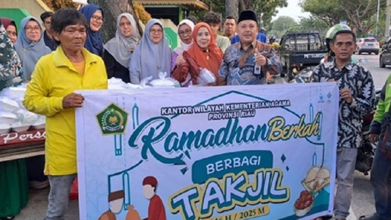 Kemenag Riau berbagi 200 paket nasi ayam dan takjil kepada masyarakat Pekanbaru sebagai bentuk kepedulian dan kegembiraan di bulan Ramadan.