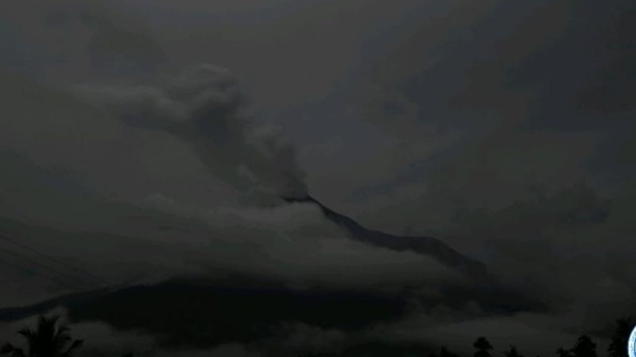 Gunung Lewotobi Laki-laki Erupsi Dua Kali, Warga Diminta Jauhi Radius 5 Km
