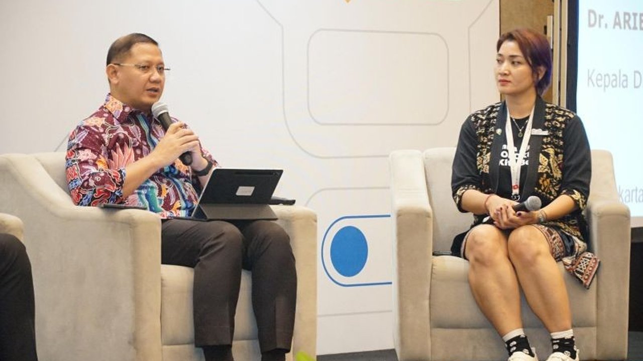 Kepala Dinas Pendidikan Jatim, Aries Agung Paewai, menekankan peran krusial teknologi digital dalam pemerataan akses pendidikan di Jawa Timur, khususnya melalui program Kandidat Sekolah Rujukan Google (KSRG).