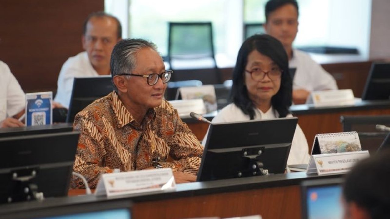 Normalisasi Sungai Ciliwung ditargetkan selesai pada 2026 untuk mengurangi risiko banjir Jakarta, dengan fokus utama pembebasan lahan seluas 35,94 hektare.