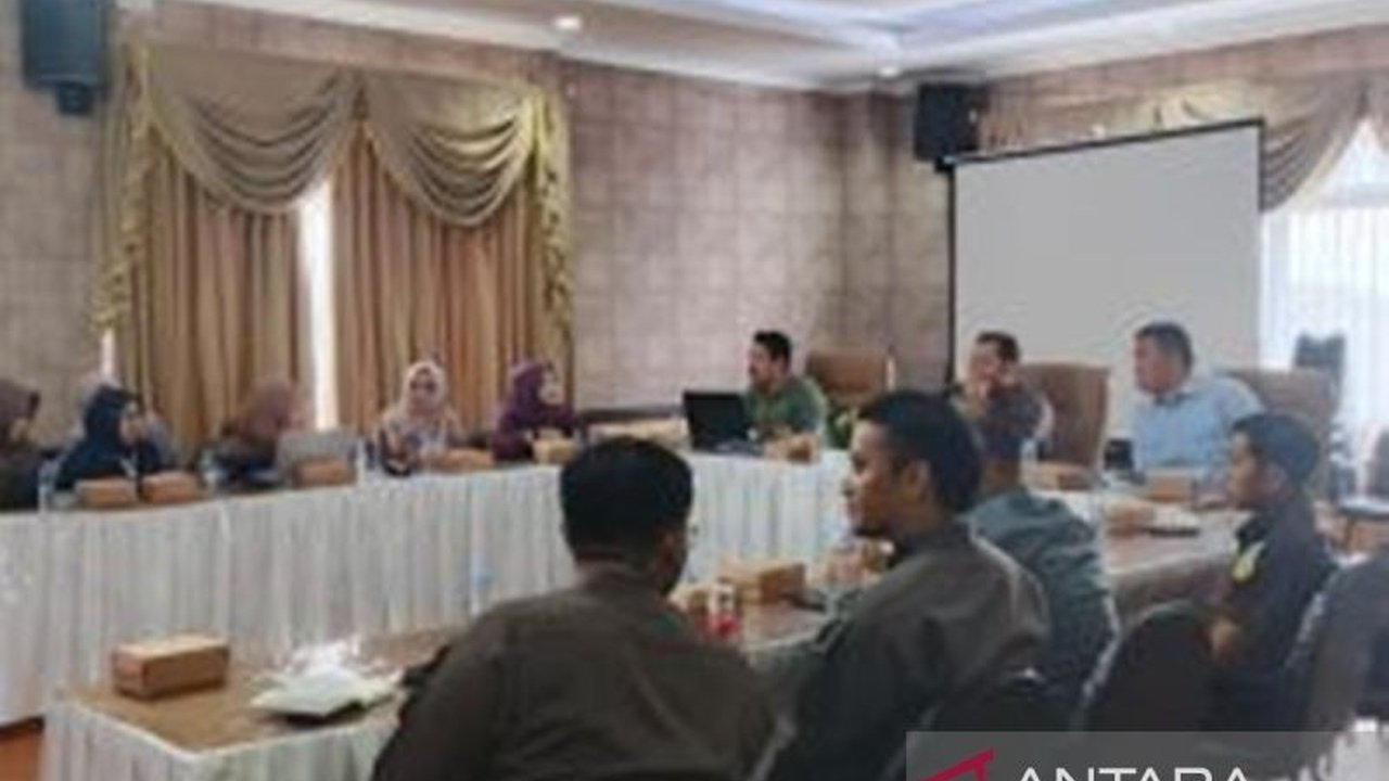 Kejari Hulu Sungai Tengah (HST) memberikan pendampingan hukum untuk program bedah 1.000 rumah dan beberapa proyek pembangunan lainnya di HST, Kalimantan Selatan, guna memastikan pembangunan tepat sasaran dan transparan serta mencegah kerugian negara.