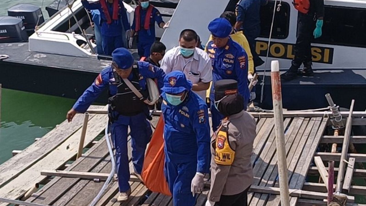 Kebakaran dan ledakan dua kapal di perairan Lamongan menewaskan dua orang, dua lainnya hilang, sementara 14 selamat dan tiga dirawat di rumah sakit.