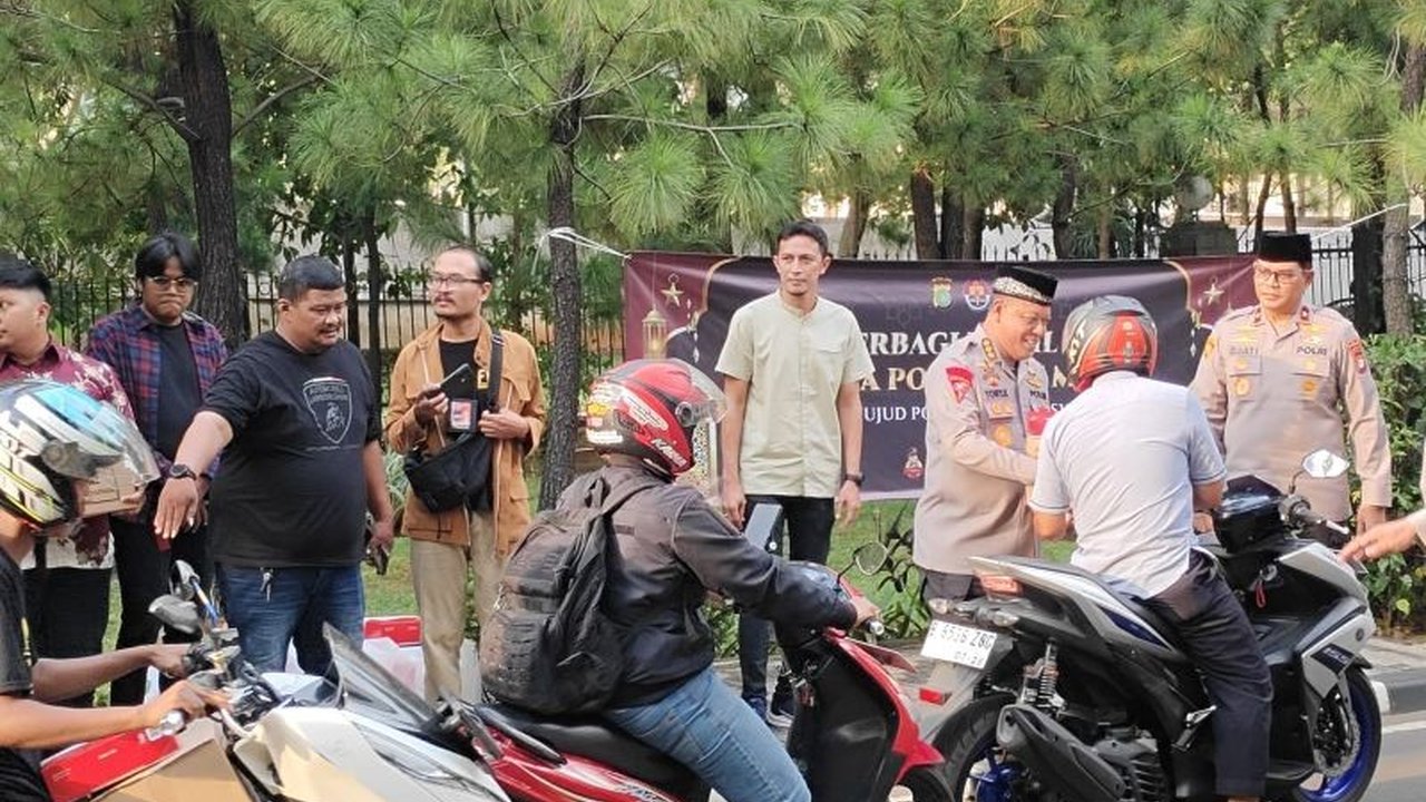 Polda Metro Jaya mempererat hubungan dengan media dan masyarakat melalui kegiatan berbagi takjil di bulan Ramadan, menekankan pentingnya sinergi untuk keamanan dan kedamaian.