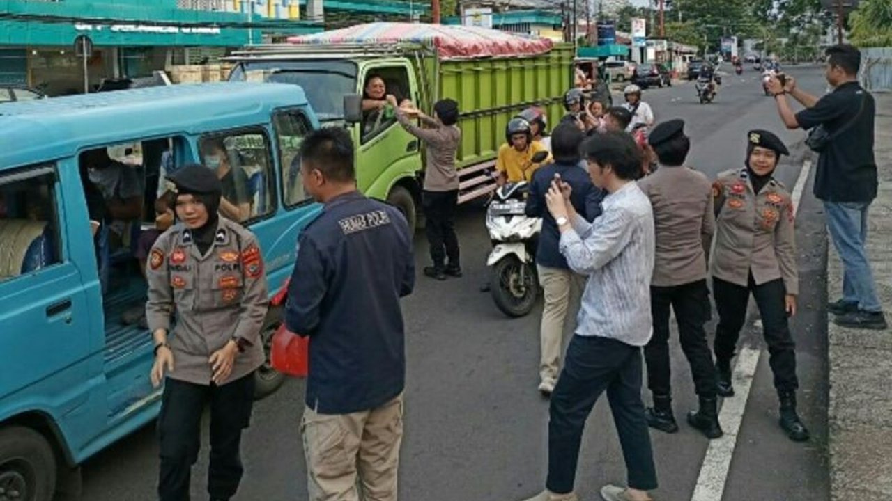 Kepolisian Daerah Sulawesi Utara (Polda Sulut) membagikan 2.350 dos takjil kepada masyarakat yang berpuasa di Manado sebagai wujud kepedulian di bulan Ramadhan.