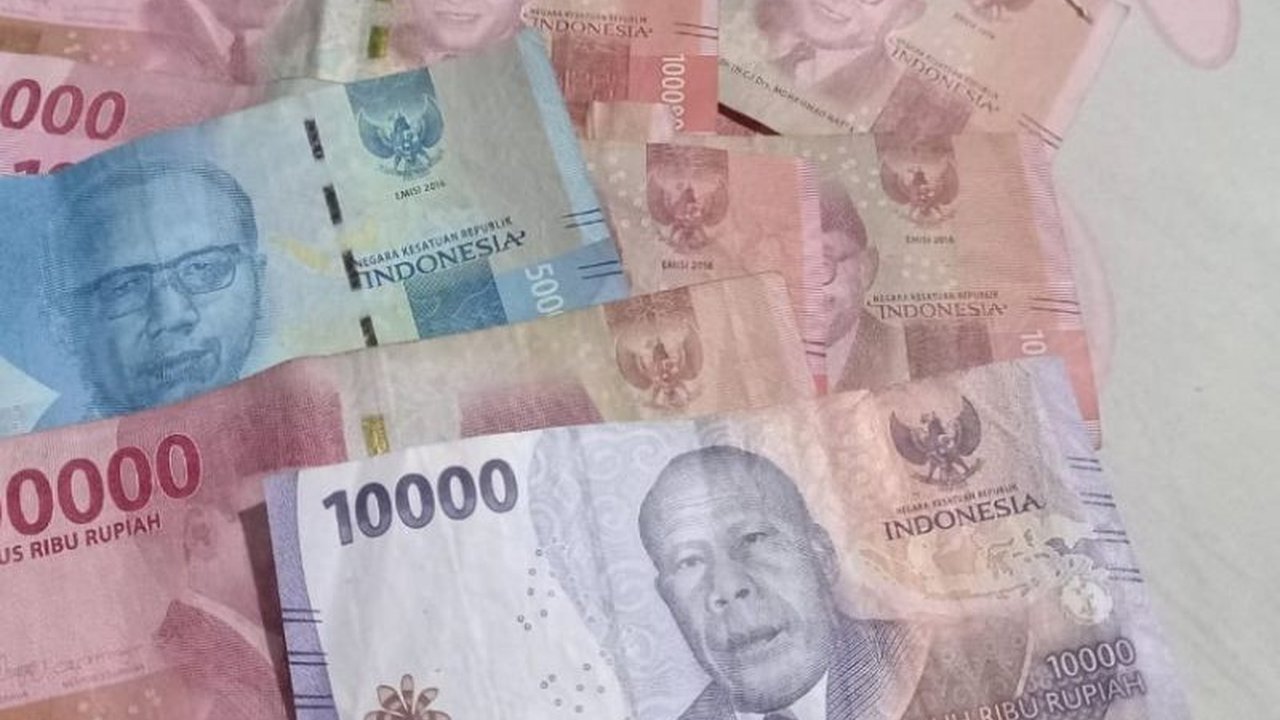 Gubernur Riau, Abdul Wahid, keluarkan Surat Edaran terkait pembayaran THR 2025, memastikan hak pekerja terpenuhi dan perusahaan patuh aturan.  Posko pengaduan juga telah dibuka.