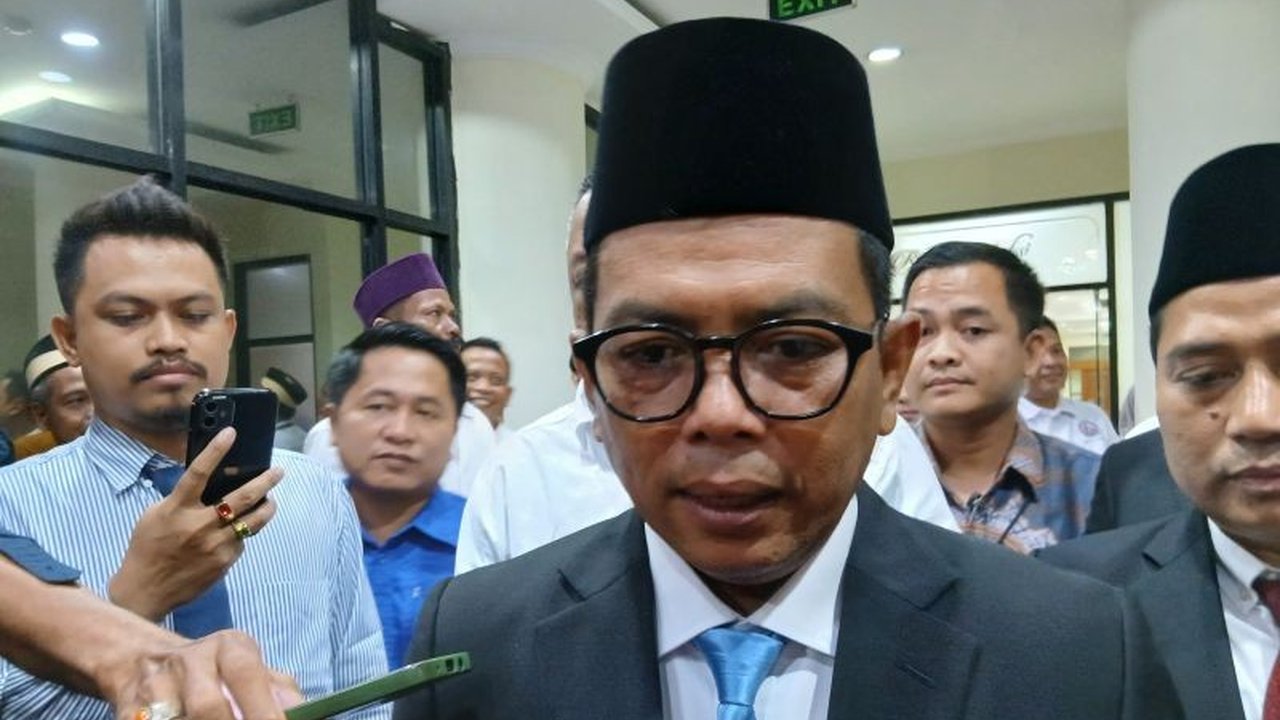 Gubernur Banten, Andra Soni, menekankan pentingnya kolaborasi antar pemerintah daerah dan lembaga terkait untuk mengatasi banjir yang melanda Jabodetabek, terutama di wilayah Tangerang Raya yang padat penduduk.