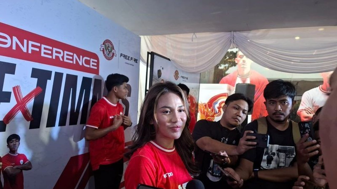 Shafira Ika, pemain Timnas Putri Indonesia, dikabarkan mendapat tawaran dari klub Asia dan Eropa, namun ia prioritaskan fokus pada persiapan ASEAN Women's Championship.