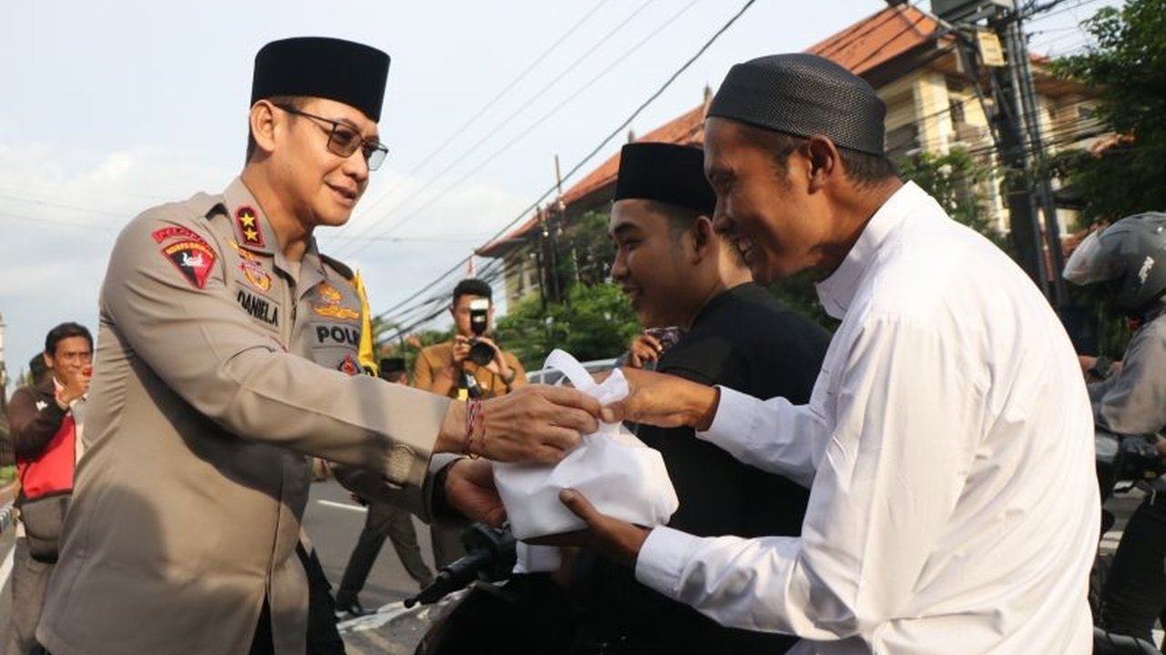 Kepolisian Daerah Bali bersama para jurnalis membagikan takjil gratis kepada masyarakat dan buka puasa bersama, memperkuat sinergi antara Polri dan media dalam menjaga Kamtibmas.