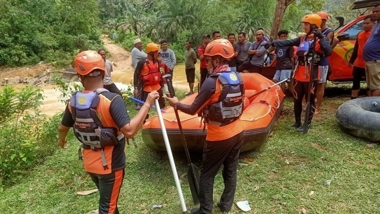 Tim SAR gabungan di Jambi menghentikan sementara pencarian Adi Saputra (41) yang terseret arus Sungai Batang Bungo, pencarian akan dilanjutkan Jumat pagi.