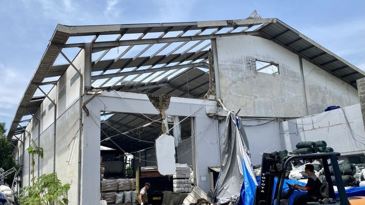 Angin puting beliung menerjang Tarogong Kaler dan Tarogong Kidul, Garut, menyebabkan kerusakan rumah dan pohon tumbang, namun tidak ada korban jiwa.