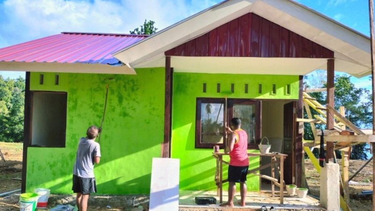 Satgas TMMD ke-123 di Kampung Kbusdori, Biak Numfor, Papua, berhasil mengecat 10 rumah warga, menandai kemajuan pembangunan rumah layak huni dalam program TMMD.