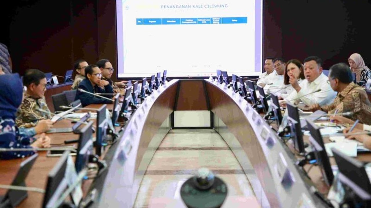 Pemerintah pusat mendukung penuh normalisasi Kali Ciliwung di Jakarta, ditargetkan rampung tahun depan untuk mengurangi potensi banjir hingga 40 persen.