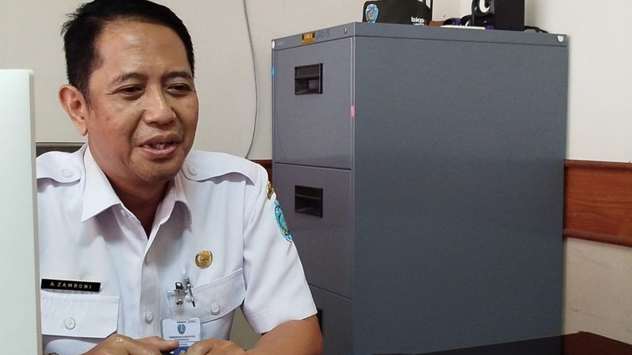 Pemerintah Kabupaten Ponorogo menunda pengangkatan 323 CPNS hingga Oktober 2025, mengikuti kebijakan pemerintah pusat, meskipun proses pemberkasan telah selesai.