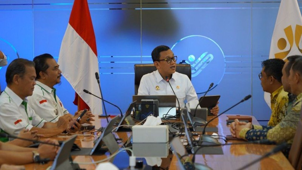 Menteri Ketenagakerjaan menawarkan peluang emas bekerja di luar negeri kepada purna paskibraka, dengan lebih dari 1,1 juta lowongan kerja yang masih tersedia hingga akhir 2024.