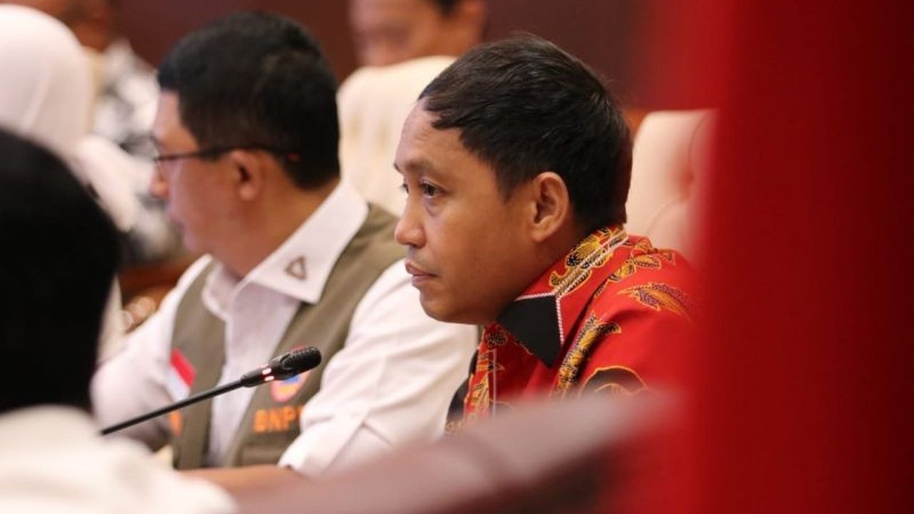 Menteri Kehutanan, Raja Juli Antoni, berkomitmen serius mencegah dan menangani karhutla dengan melibatkan aktif masyarakat melalui program Masyarakat Peduli Api (MPA), edukasi, dan patroli terpadu.