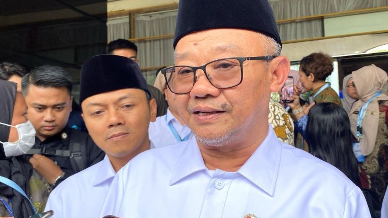 Mendikbudristek memastikan mata pelajaran coding dan AI akan diterapkan pada tahun ajaran 2026/2027 sebagai mata pelajaran pilihan, bukan wajib, setelah naskah akademik resmi dirilis dan menunggu harmonisasi peraturan menteri.