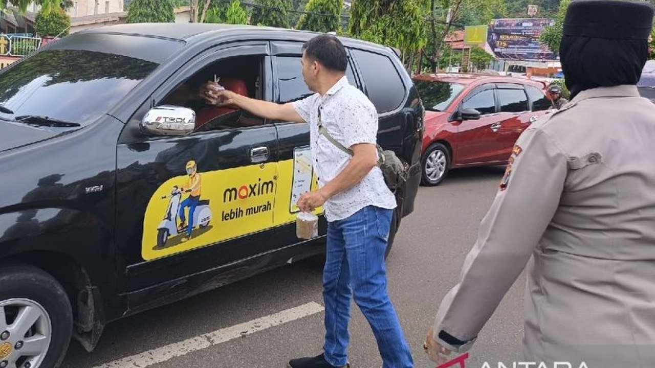 Polda Papua, Polresta Jayapura Kota, dan para wartawan berkolaborasi membagikan 700 takjil kepada warga di Jalan Sam Ratulangi, Jayapura, sebagai wujud sinergitas dan kepedulian.