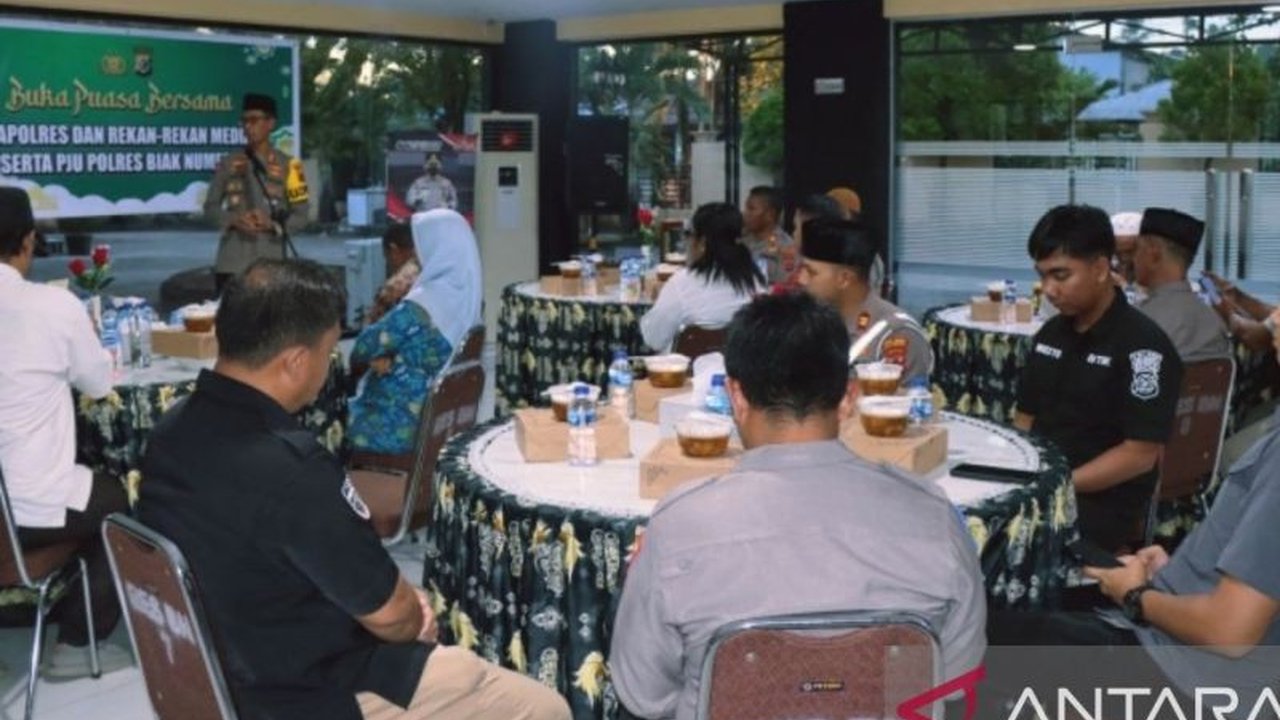 Kapolres Biak Numfor, AKBP Ari Trestiawan, menekankan pentingnya sinergi antara kepolisian dan media dalam menciptakan situasi keamanan dan ketertiban masyarakat (kamtibmas) yang kondusif di Biak Numfor, Papua, serta menangkal berita hoaks.