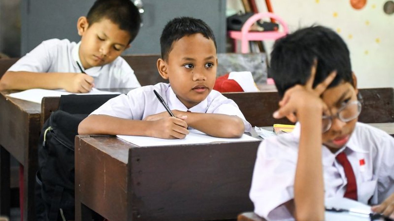 Pansus Pendidikan DPRD DKI Jakarta menyepakati penggratisan sekolah swasta di kawasan kumuh sebagai upaya peningkatan taraf hidup masyarakat melalui pendidikan.