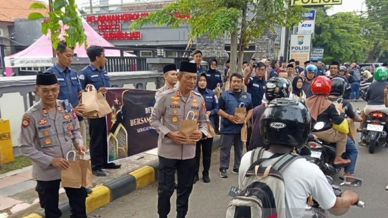 Polres Madiun Bagi Takjil, Tebar Kebaikan di Bulan Ramadhan