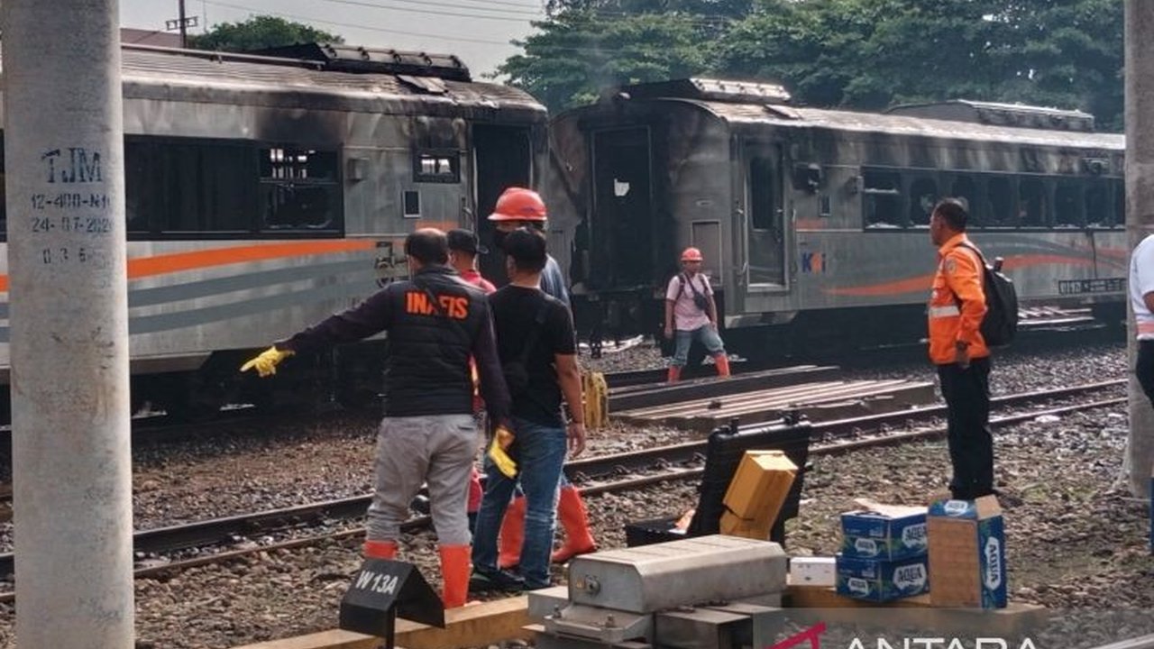 Ditreskrimum Polda DIY mengamankan remaja 17 tahun asal Jakarta yang diduga sebagai pelaku pembakaran tiga gerbong kereta api di Stasiun Tugu Yogyakarta karena sakit hati sering diturunkan dari kereta api akibat tidak memiliki tiket.