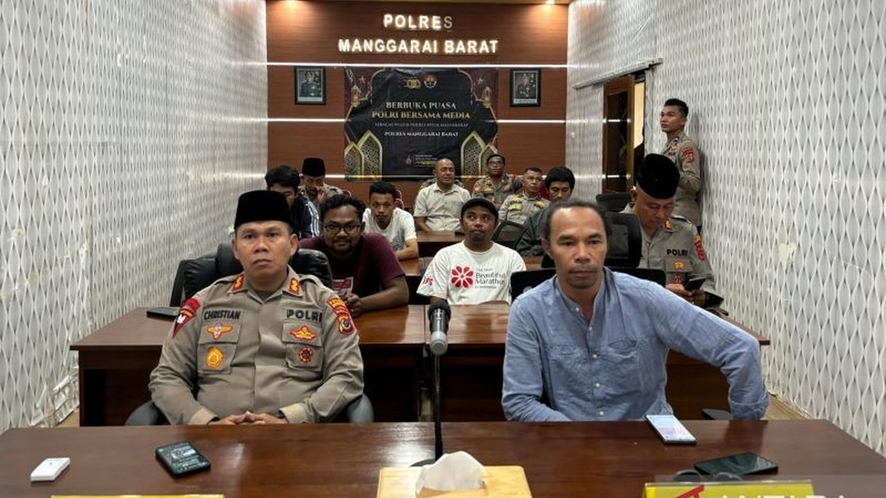 Polres Manggarai Barat dan Perhimpunan Wartawan Manggarai Barat (PWMB) mempererat silaturahmi dan kolaborasi melalui buka puasa bersama di Labuan Bajo, berbagi takjil, dan membahas sinergi untuk melayani masyarakat.