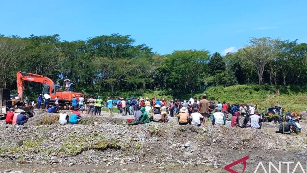 Warga Blitar Desak Penutupan Tambang Pasir: Air Menjadi Coklat, Jalan Rusak Parah!