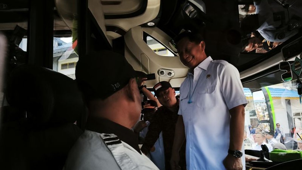 Menteri Perhubungan Budi Karya Sumadi meninjau Terminal Rajabasa Lampung untuk memastikan kesiapan angkutan Lebaran 2025 dan memberikan rasa aman dan nyaman bagi pemudik.