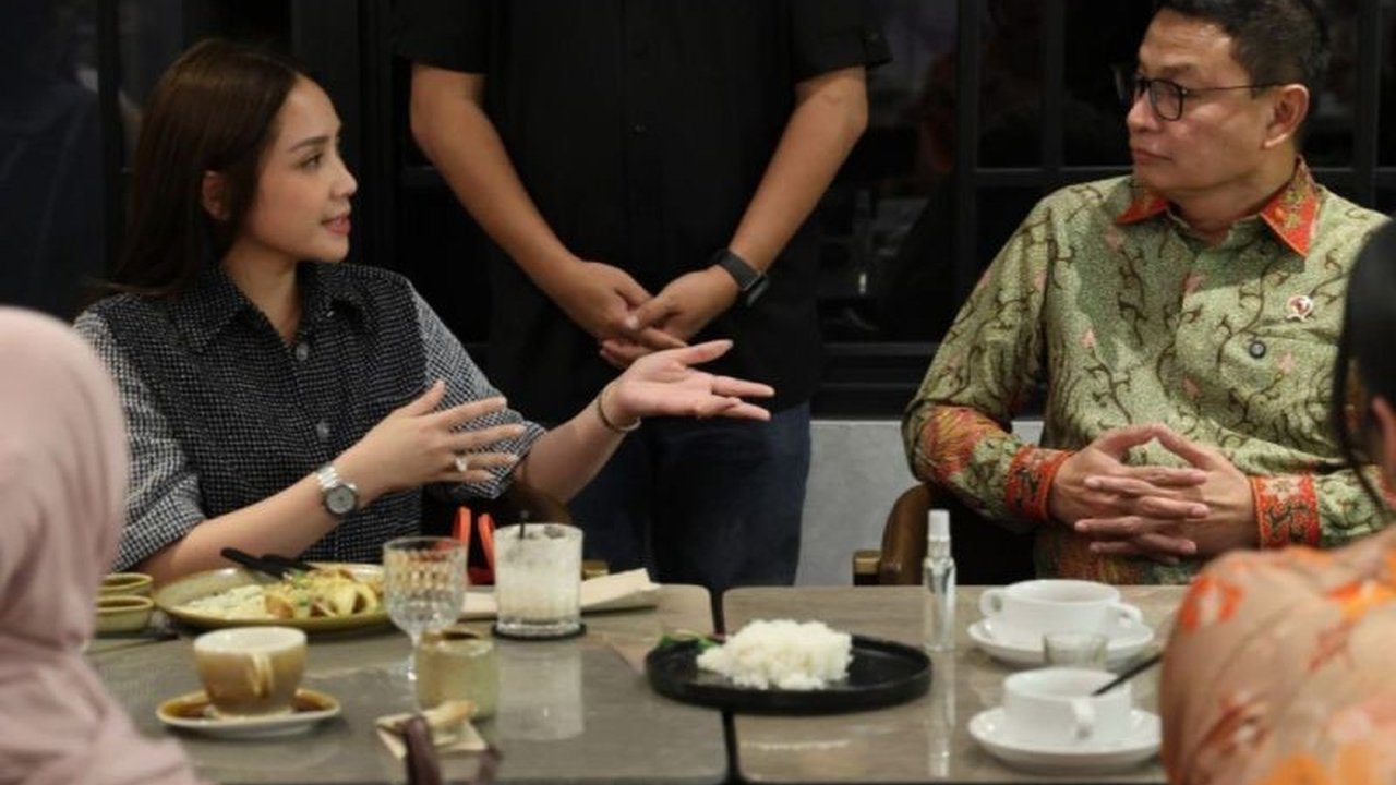 BPOM berencana mengeluarkan aturan baru yang melibatkan influencer dalam pengawasan dan edukasi produk obat, pangan, dan kosmetik untuk melindungi produk lokal dan mendorong pertumbuhan ekonomi.