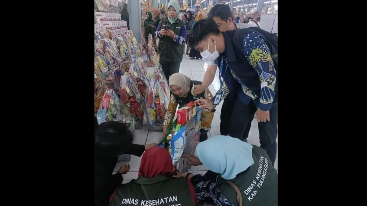 Balai Pengawas Obat dan Makanan (BPOM) Kediri bersama Dinas Kesehatan Tulungagung menemukan puluhan produk makanan tak layak edar dalam razia parcel Lebaran, meliputi produk tanpa izin edar, kedaluwarsa, dan kemasan rusak.