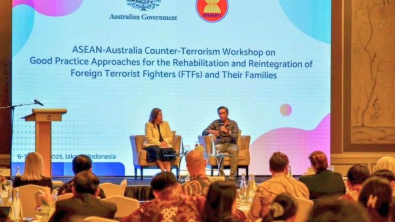 Indonesia dan Australia berkolaborasi dalam mengembangkan strategi rehabilitasi dan reintegrasi bagi keluarga pejuang teroris asing (FTF) untuk mencegah ekstremisme kekerasan.