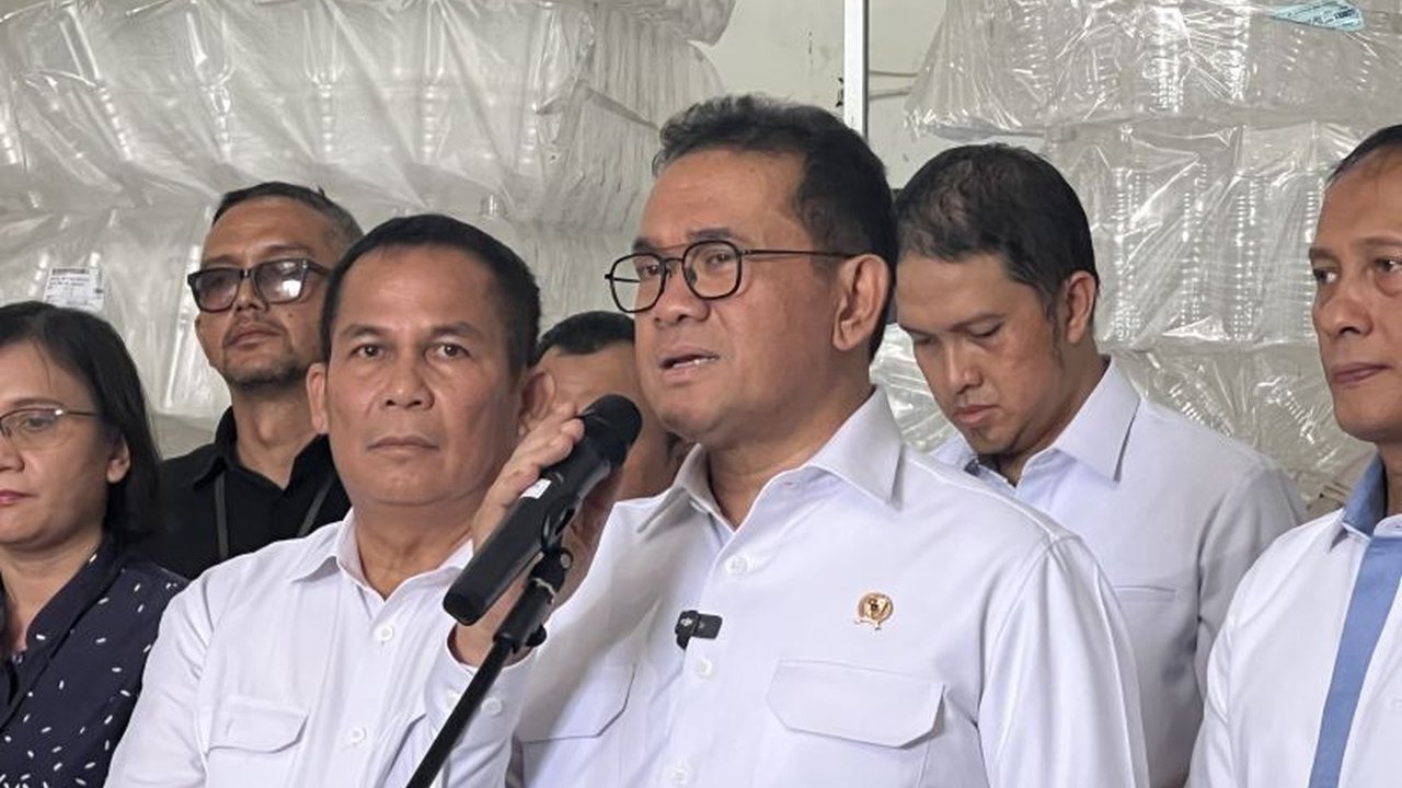 Menteri Perdagangan mengungkap modus baru kecurangan MinyaKita berupa penjualan lisensi ilegal oleh PT AEGA kepada dua pabrik di Tangerang, yang mengakibatkan produksi dan pengemasan tidak terkontrol serta volume kemasan lebih rendah dari ketentuan.