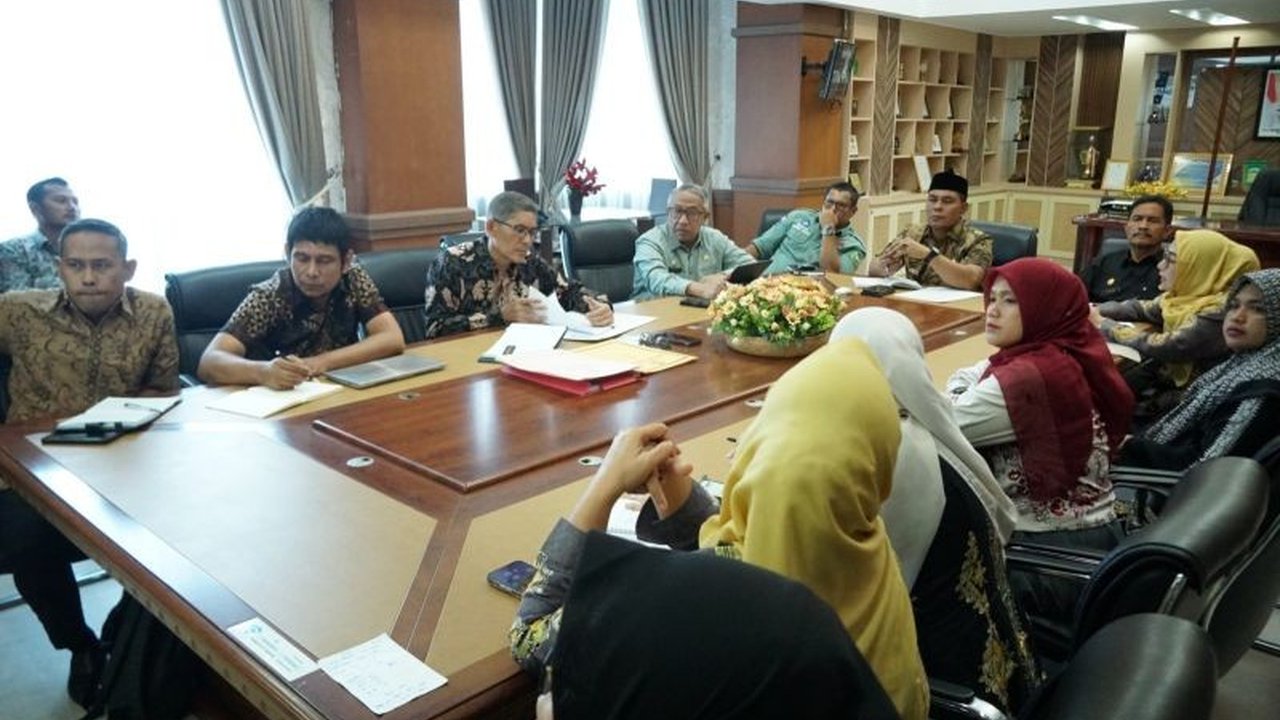 Bupati Aceh Besar, Muharram Idris, meminta Dinas Kesehatan setempat untuk meningkatkan kinerja dan pelayanan kesehatan masyarakat, termasuk peningkatan SDM dan fasilitas kesehatan.