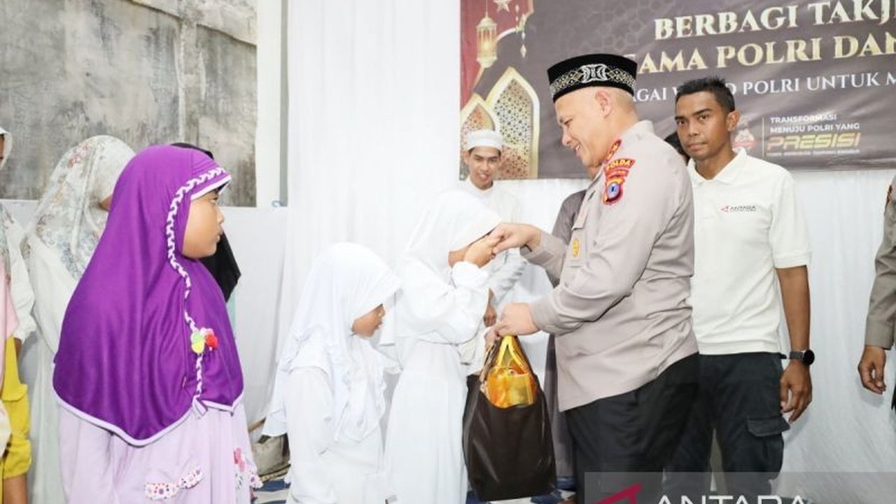 Polda Kalsel dan media massa Kalsel menjalin kemitraan dengan menebar 45 ribu paket Ramadhan untuk masyarakat, panti asuhan, dan lembaga pendidikan Islam di Kalimantan Selatan.