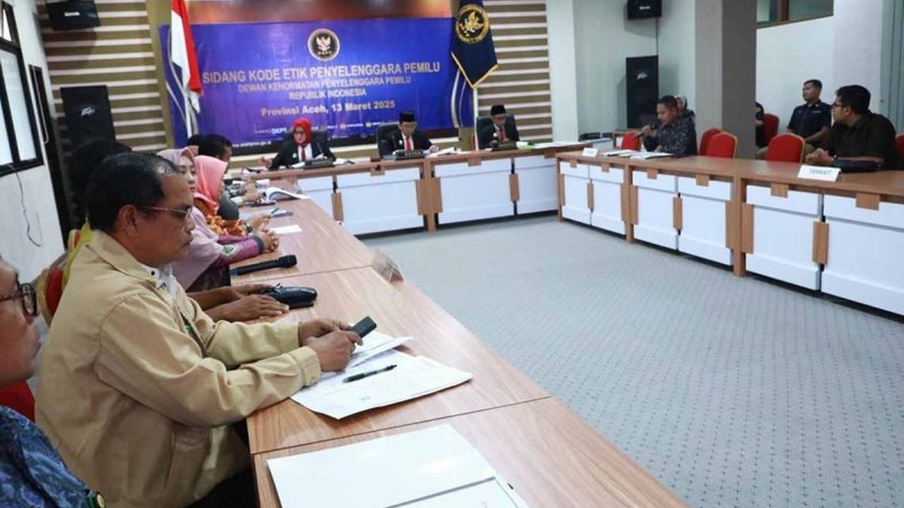 Dewan Kehormatan Penyelenggara Pemilu (DKPP) memeriksa Ketua Panwaslih Aceh Barat, Aidil Azhar, terkait dugaan pemalsuan ijazah dalam pendaftarannya sebagai anggota Panwaslih.