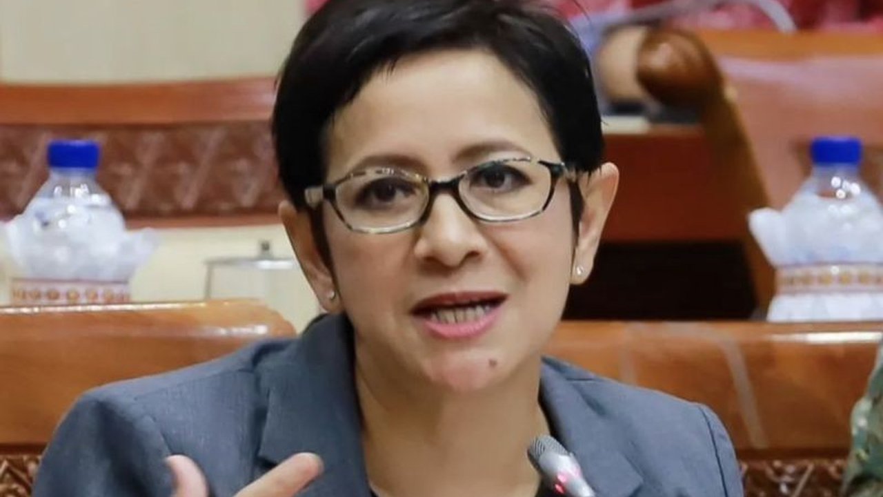 Anggota Komisi I DPR RI Nurul Arifin mengajak publik untuk tidak mempersoalkan status Letkol Teddy Indra Wijaya sebagai Seskab dan prajurit TNI aktif, karena hal tersebut sesuai aturan dan telah disetujui Presiden.