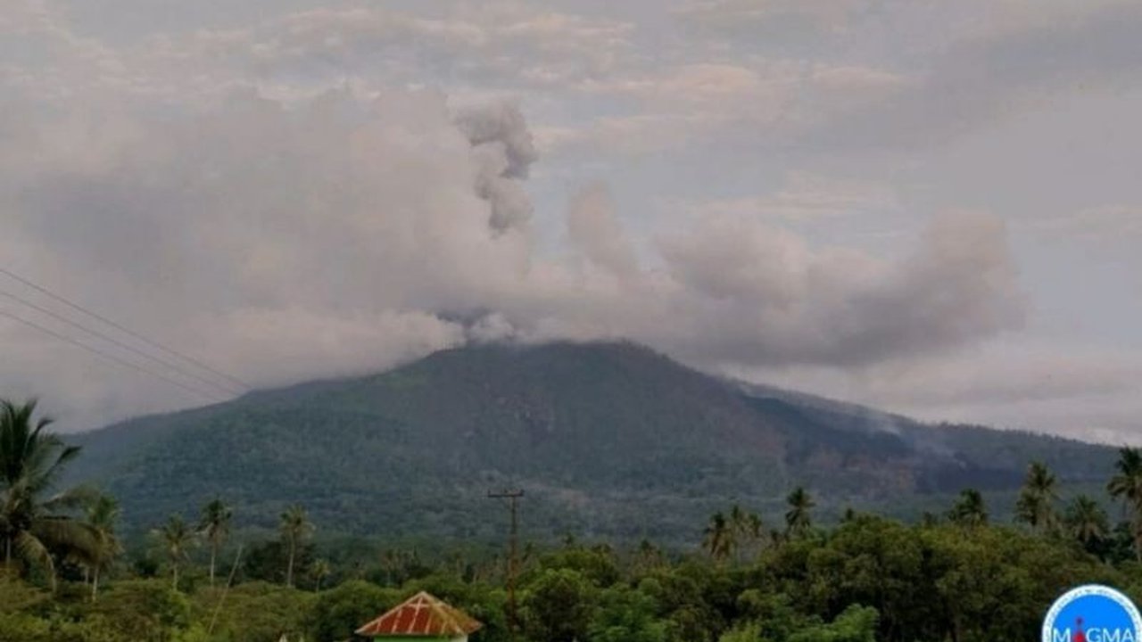 Gunung Lewotobi Laki-laki di Flores Timur kembali erupsi pada Kamis sore, menyemburkan kolom abu setinggi 2.584 meter di atas permukaan laut, PVMBG mengimbau masyarakat waspada.