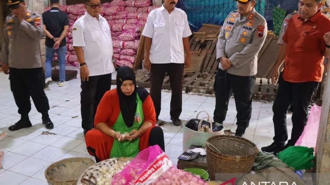 Satgas Pangan Polres Kudus bersama Dinas Perdagangan Kudus memantau harga dan ketersediaan bahan pokok di Pasar Bitingan, memastikan stabilitas harga selama Ramadhan dan menjelang Lebaran.