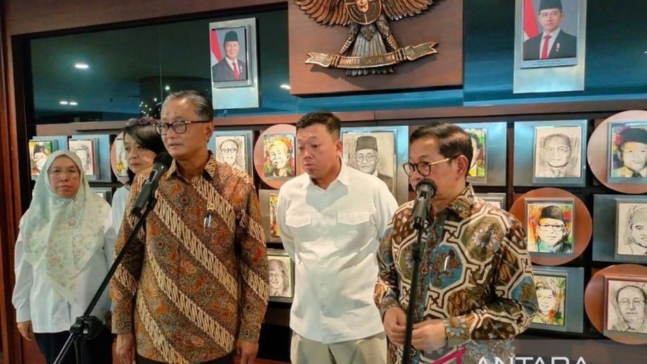 Menteri PUPR dan Gubernur DKI Jakarta berkolaborasi untuk mengatasi banjir Jakarta dengan fokus pada normalisasi Sungai Ciliwung, diharapkan mampu mengurangi potensi banjir hingga 40%.
