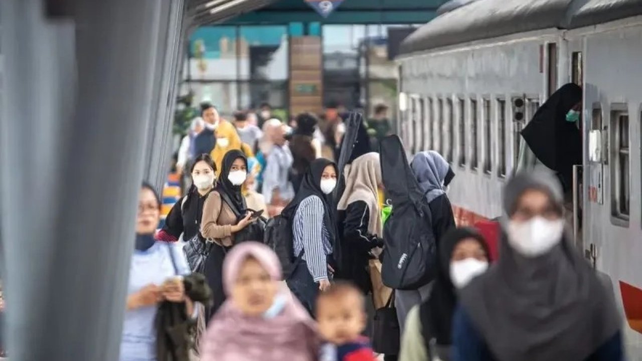 PT KAI Divre III Palembang menyediakan 1.060 tiket kereta api gratis untuk program mudik Lebaran 2025 melalui KA Bukit Serelo dan KA Ekspres Rajabasa, dengan pendaftaran hingga 16 Maret 2025.