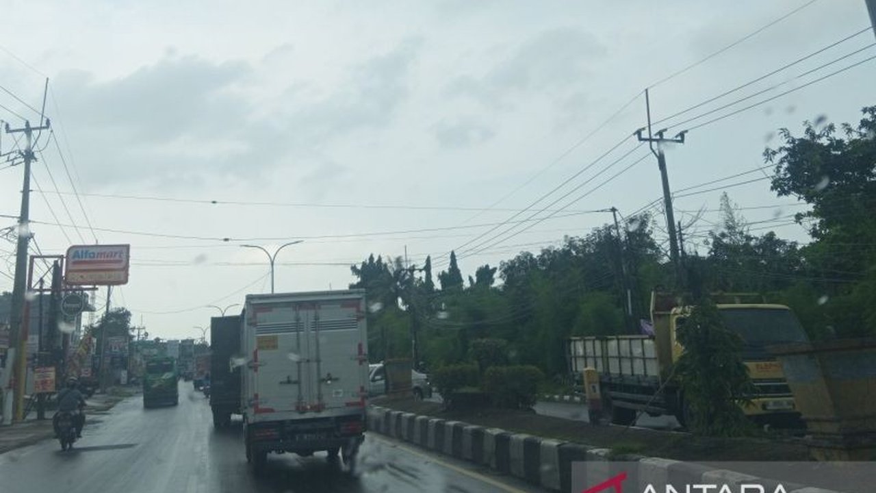 Menjelang Lebaran 2025, Dishub Cirebon memperbaiki 240 titik PJU mati di jalur Pantura untuk mencegah kecelakaan lalu lintas akibat minimnya penerangan jalan dan jalan berlubang.