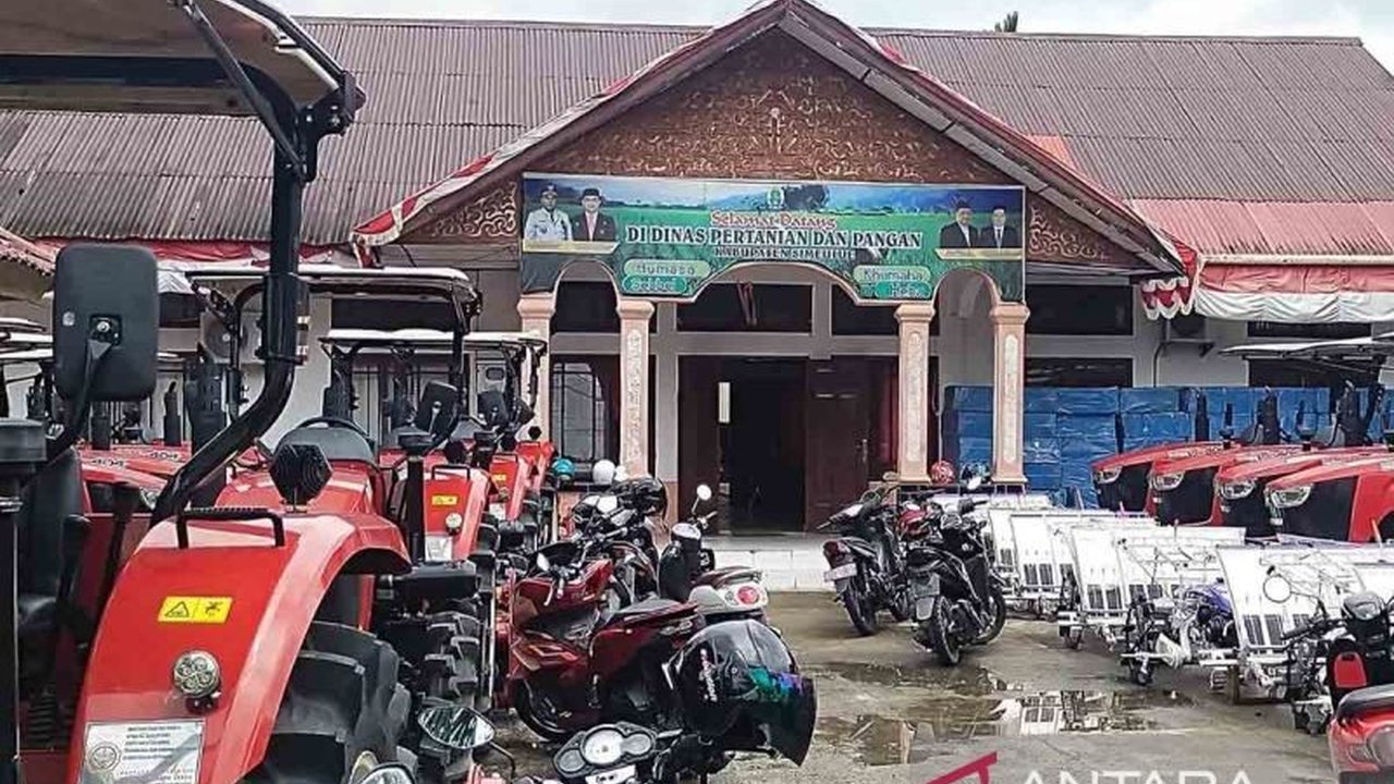 Kementan RI memberikan bantuan 63 unit alat pertanian modern kepada petani Simeulue, Aceh, untuk meningkatkan produktivitas dan kesejahteraan petani di kabupaten kepulauan tersebut.