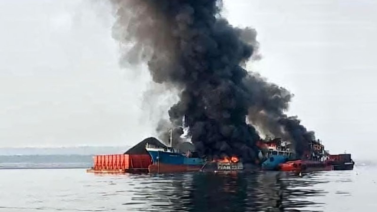 Tugboat dan tongkang terbakar disertai ledakan di perairan utara Lamongan, Jawa Timur, Kamis pagi, menyebabkan kepanikan warga sekitar.