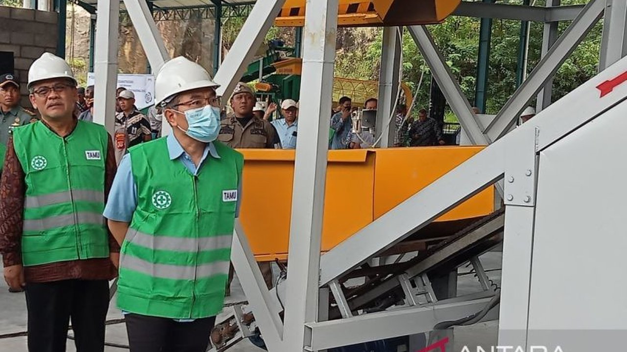 Bupati Bantul, Abdul Halim Muslih, menekankan pentingnya perubahan budaya masyarakat dalam pengelolaan sampah untuk mencapai target Bantul Bersih pada tahun ini, dengan rencana penegakan hukum bagi pembuang sampah sembarangan.