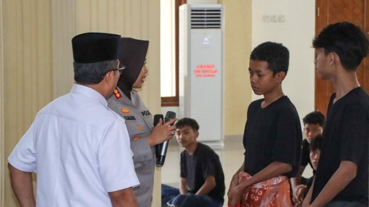 Pemerintah Kabupaten Cirebon menawarkan pendidikan pesantren dan bantuan modal usaha bagi anak bermasalah hukum (ABH) sebagai upaya pembinaan dan pencegahan kenakalan remaja.