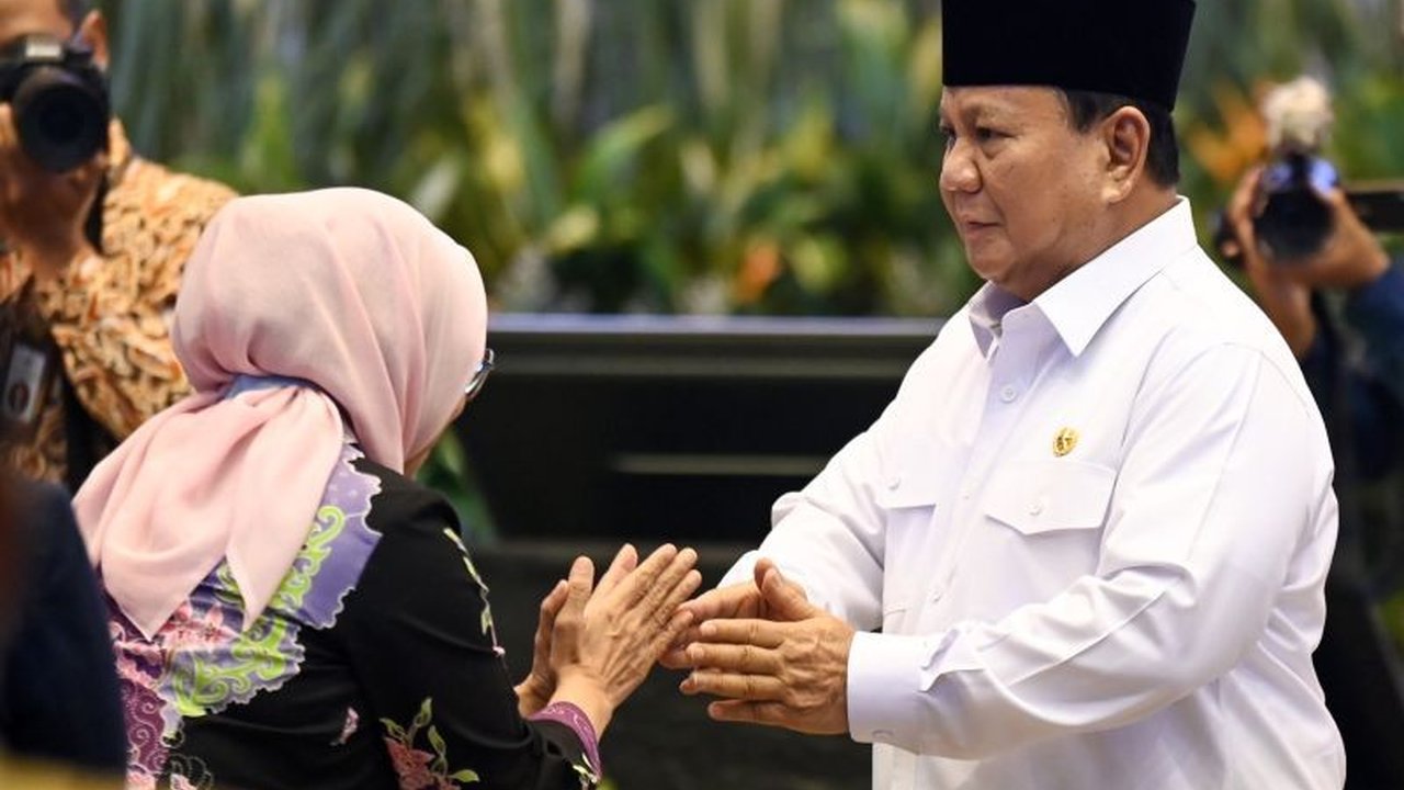 Presiden Prabowo Subianto menyampaikan rasa bangga dan terima kasihnya kepada para menteri dan guru atas dedikasi mereka dalam menjalankan tugas di tengah kebijakan efisiensi anggaran dan komitmen mencerdaskan generasi bangsa.